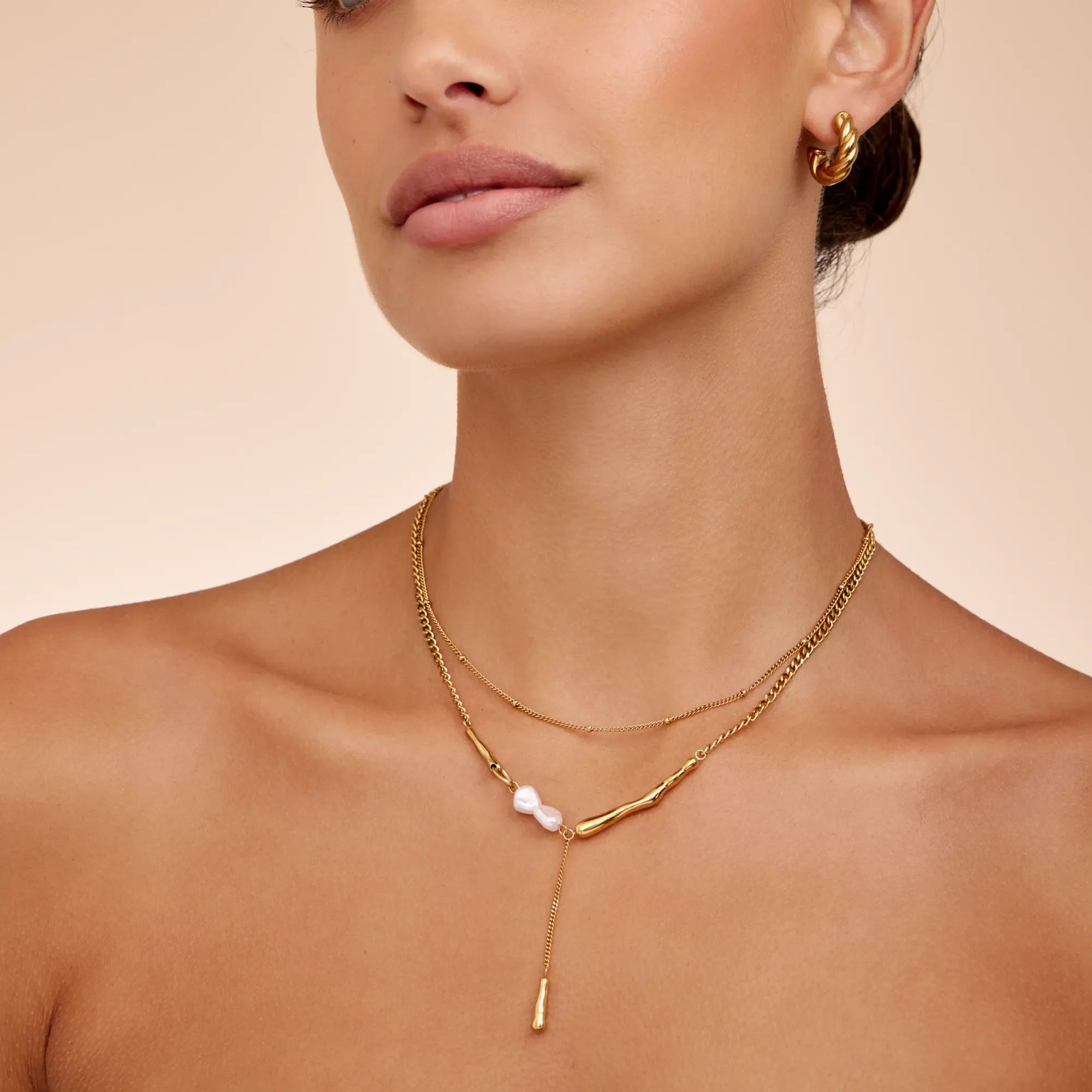 Elara Pearl Bar Necklace